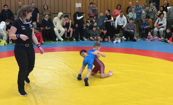 Zwei junge Ringer in Aktion