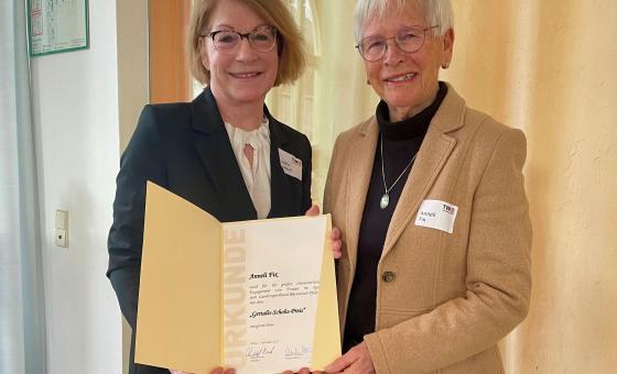 Zwei Frauen mit Urkunde