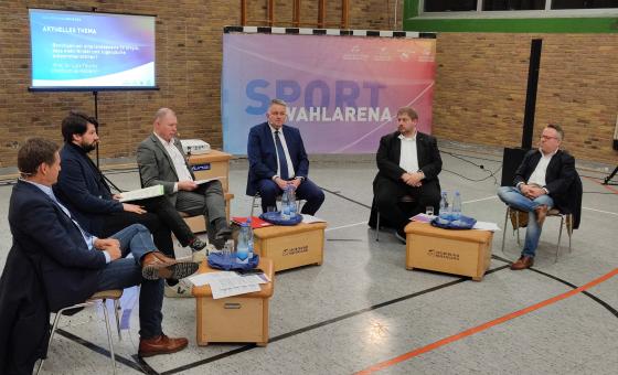Politiker bei Diskussionsrunde in Sporthalle