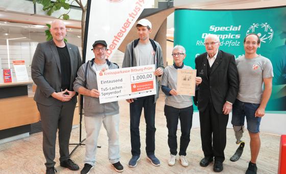 Personen mit Spendenscheck