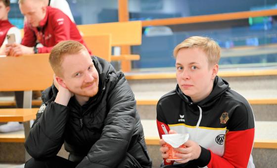 Zwei Sportschützen in Wettkampfpause