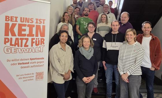 Viele Menschen auf Treppe