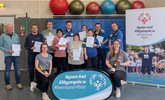 Gruppenbild mit Sportlern in Turnhalle