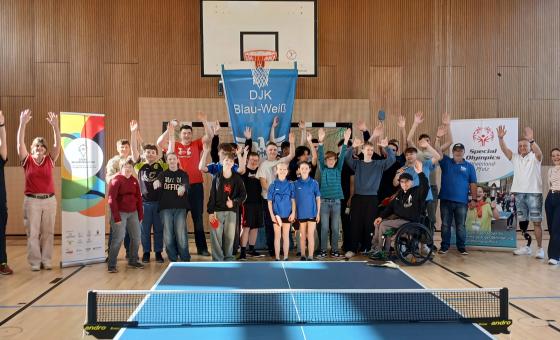 Gruppenbild mit jungen Tischtennisspielern