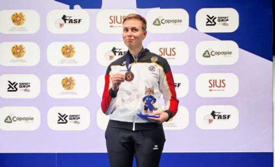 Sportlerin mit Medaille