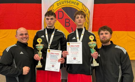 Junge Boxer auf Siegerpodest