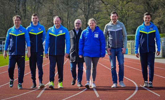 Gruppe von Sportlern auf Laufbahn