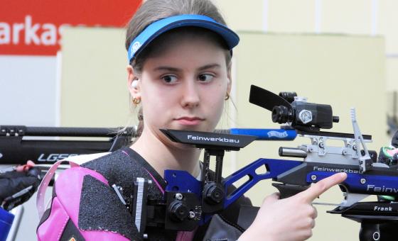 Lina Hartmann am Luftgewehr