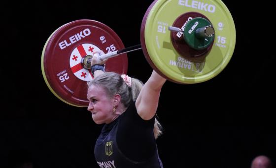 Lisa Marie Schweizer beim Gewichtheben