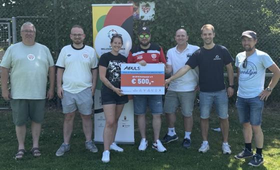 Scheckübergabe im Freien