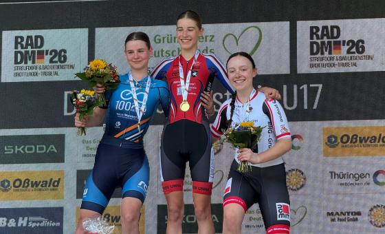 Siegerpodest mit drei Sportlerinnen