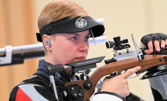 Hanna Bühlmeyer mit dem Luftgewehr