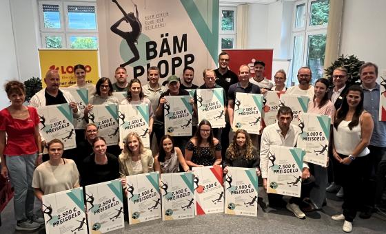 Gruppenfoto mit Wettbewerbssiegern