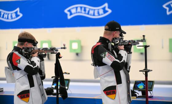 Ehepaar beim Sportschießen