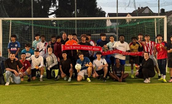 Fußballmannschaftsfoto mit Schals