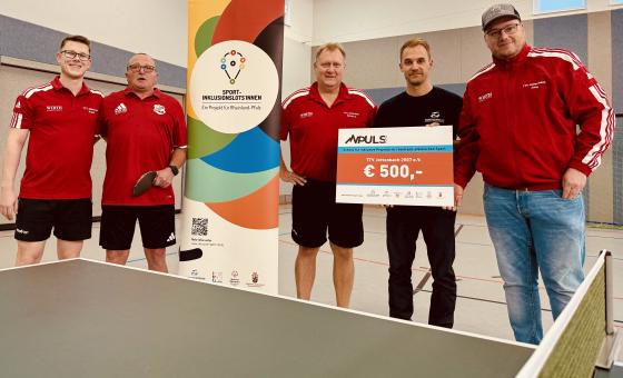 Tischtennisspieler bei Scheckübergabe