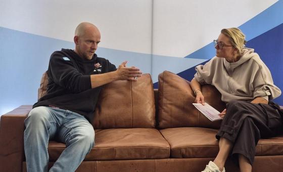 Jens Filbrich auf Couch im Interview mit Andrea Lanari