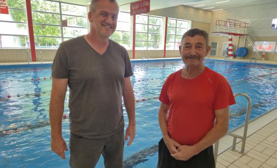 Zwei Männer am Beckenrand des Mombacher Hallenbades