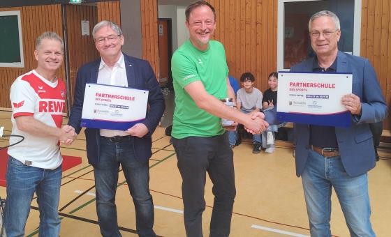 Vier Männer bei Zertifikatsübergabe