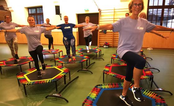 Frauen auf Trampolins in Turnhalle