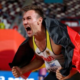 Niklas Kaul mit Deutschlandfahne nach seinem WM-Sieg 2019