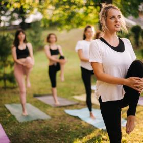 Sportlerinnen beim Sporttreiben im Freien - mit Abstandseinhaltung