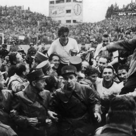 Friz Walter auf den Schultern von Menschen nach dem WM-Sieg 1954 in Bern.