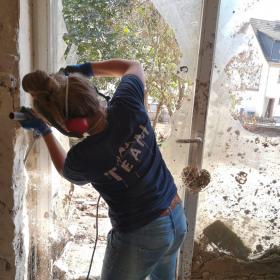 Frau hilft bei Wiederaufbau