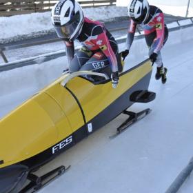 Bobfahrer auf der Eisbahn