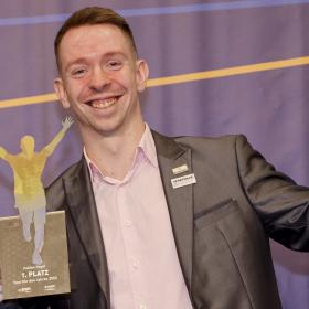 Fabian Vogel mit Trophäe in der Hand